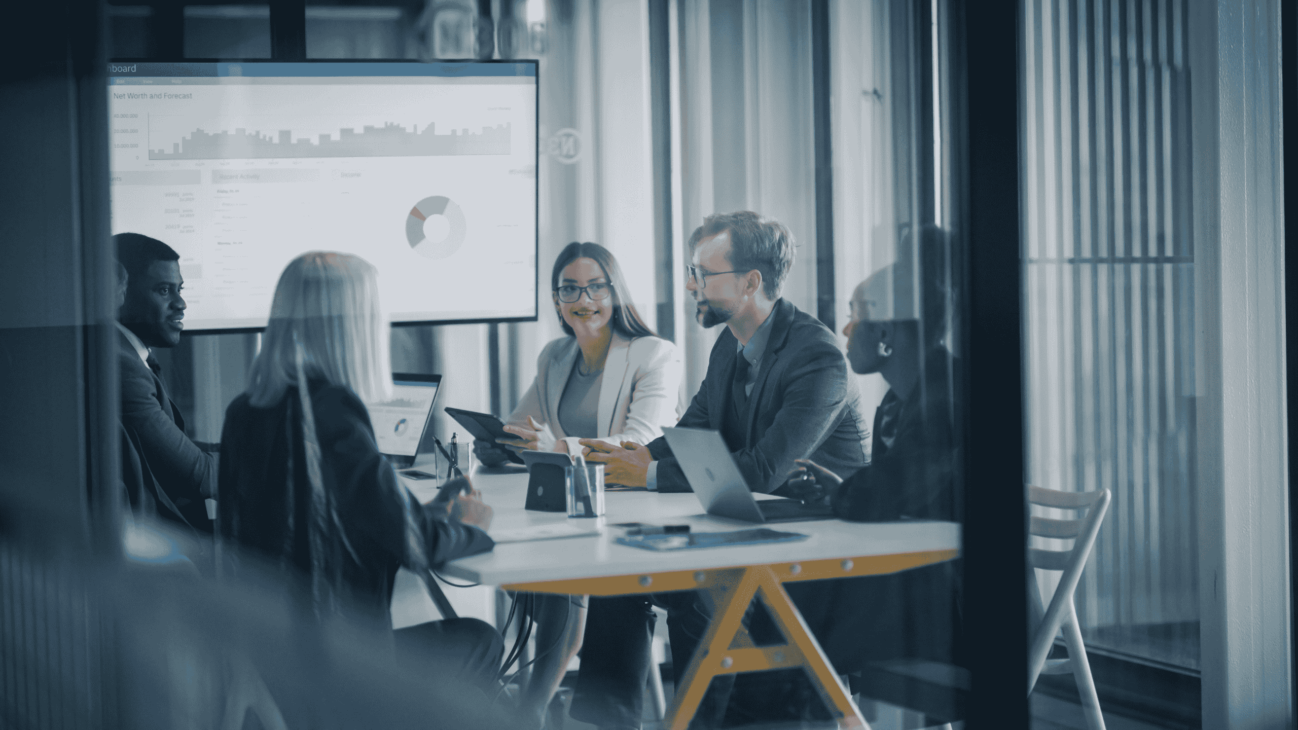 Immagine per articolo di blog sul controllo di gestione PMI con i lavoratori seduti a un tavolo durante una riunione operativa